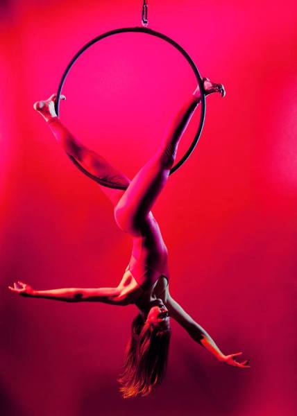 Photograph Laura Barisonzi Aerialist 2 on One Eyeland